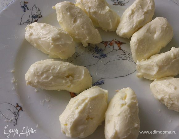 Сливочное масло поделить на 11 продолговатых кусочков и положить в морозилку на 15-20 минут.