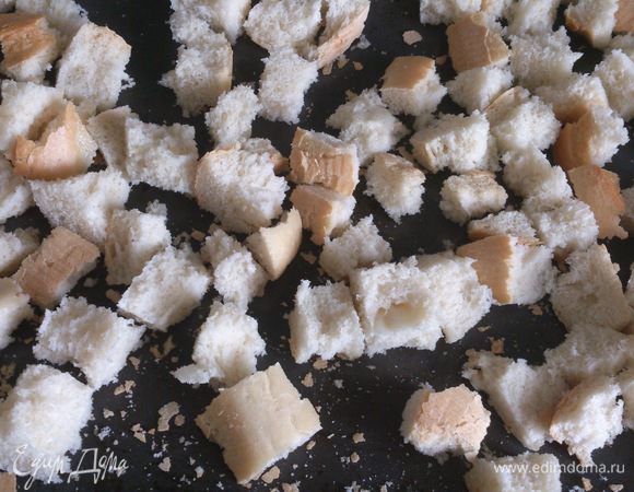 Батон подсушить в духовке и измельчить в крупную крошку.