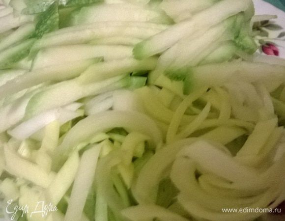 Лук-порей порежьте полукольцами, цукини — соломкой. Обжарьте овощи на оливковом масле, добавьте сливки и соль.