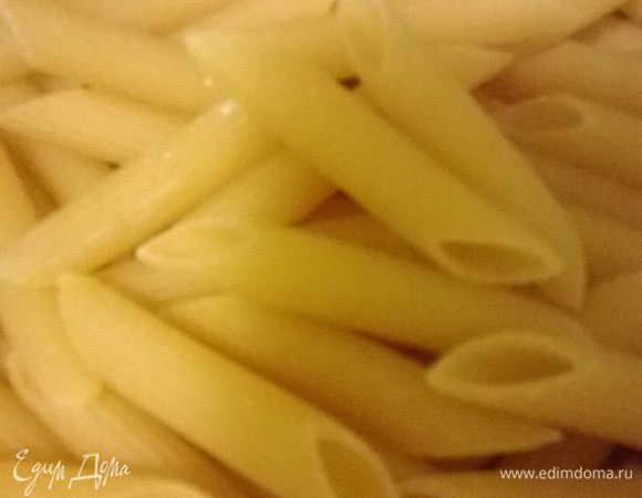 Одновременно отварите пенне в подсоленной воде до полу готовности. Слейте воду.