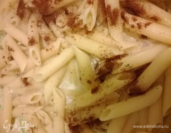 Соедините пенне с овощами, добавьте смесь перцев и потомите под крышкой две минуты.