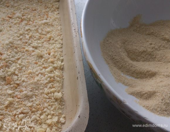 Приготовить две емкости с сухарями. Яйца разбить в глубокую тарелку и слегка взбить вилкой.