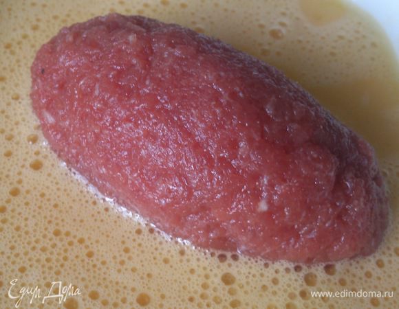 Слепить котлетку в форме дирижабля, тщательно залепить шов. Обмакнуть котлету в яйцо.