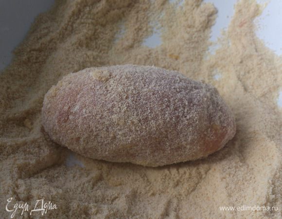 Обвалять в обычных панировочных сухарях.