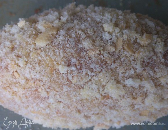 Еще раз обмакнуть яйцо и обвалять в крупной крошке. Положить котлеты в морозилку на 30 минут. Это те, которые вы будете жарить сразу. Остальные можно там оставить до следующего раза.