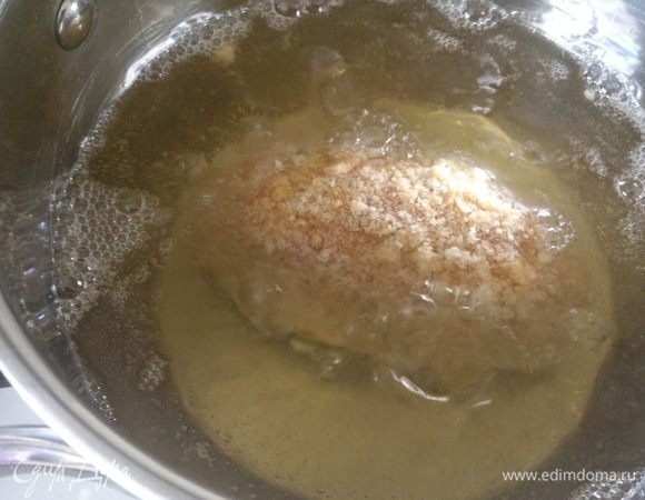 Разгреть подсолнечное масло. Масло должно доходить минимум до половины котлеты. Теперь важный момент. Во время жарки нужно постоянно поворачивать котлету, чтобы масло от сильного жара не впиталось в фарш. Жарим 7-8 минут.
