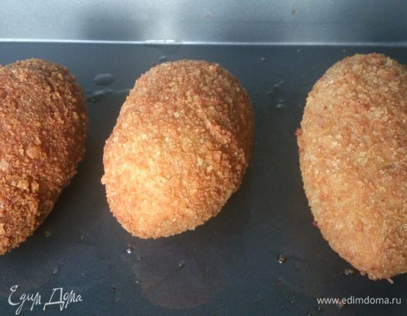 Выложить котлеты на лист и подсушить в разогретой до 200 С духовке 5-7 минут.