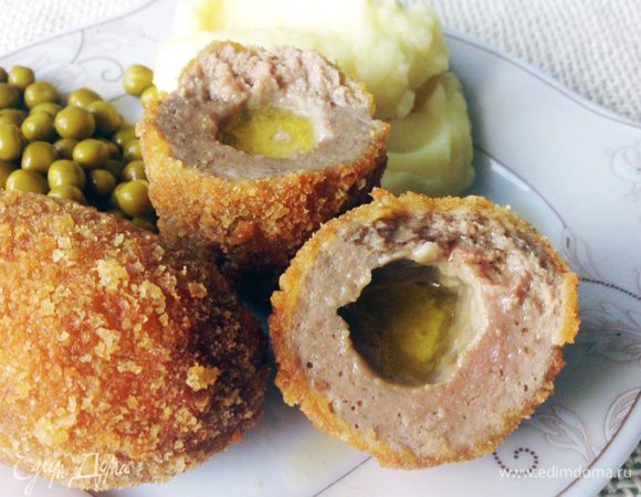 В правильно приготовленной котлете панировка не отслаивается от мяса, а масло находится в жидком состоянии. Это просто невероятно вкусно! В классическом варианте котлета подавалась с картофелем фри, либо пюре и зеленым горошком.