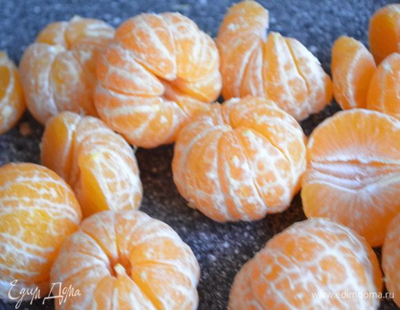 Мандарины очищаем от кожуры.
