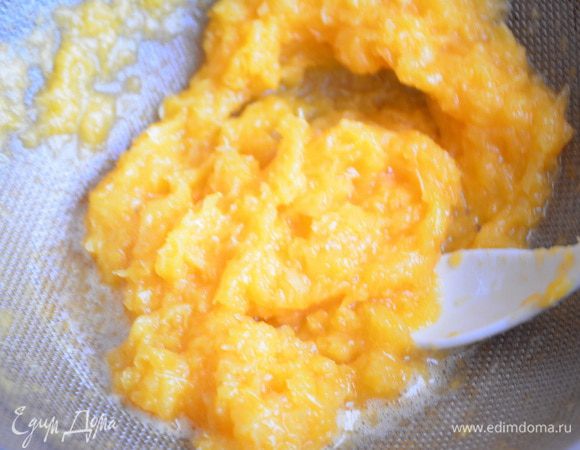 Затем протираем через сито.у меня получилось 350 мл.сока.