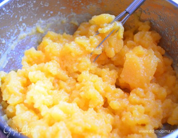 Застывшее мандариновое желе, перемешать венчиком.