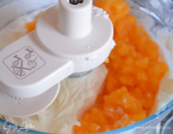 Взбиваем сливки с загустителем ,добваляя постепенно маскарпоне и сахарную пудру(совсем чуток).отбираем немного крема для внешнего украшения,а оставшуюся часть продолжаем взбиватьс мандариновым желе.