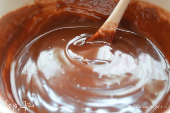 Шоколад топим в микроволновой печи.Затем разбодим водой или сливками,перемешиваем до однородной консистенции.100 грамм на торт ,а 50 грамм на мандаринки.