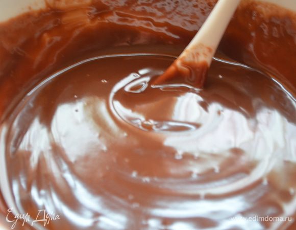 Шоколад топим в микроволновой печи.Затем разбодим водой или сливками,перемешиваем до однородной консистенции.100 грамм на торт ,а 50 грамм на мандаринки. 