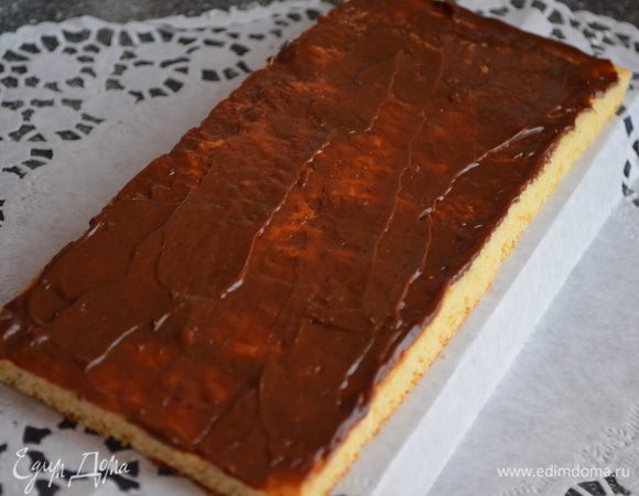 Собираем торт:корж пропитывем сиропом,совсем немножко.Затем смазываем шоколадом.