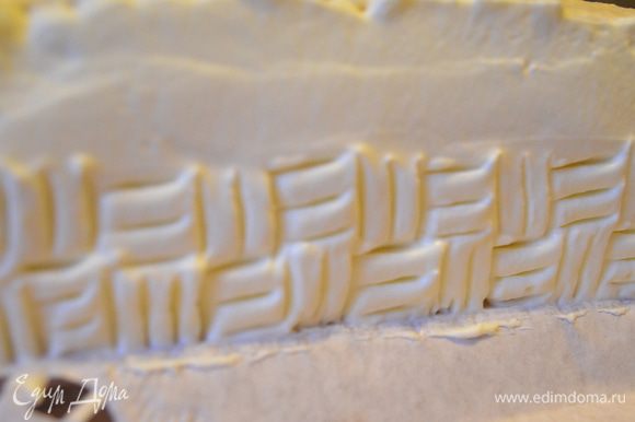 Бока торта обмазываем сливочным кремом,а верх остатками мусса.Затем вилкой делаем рисунок,вертикальные и горизонтальные штрихи.