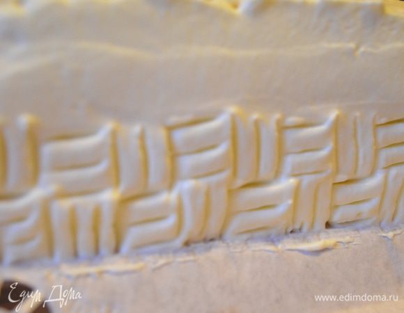 Бока торта обмазываем  сливочным кремом,а верх остатками мусса.Затем вилкой делаем рисунок,вертикальные и горизонтальные штрихи.