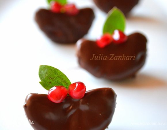 Для мандаринок в шоколаде берем дольки  мандарин у которых кожица целая.Шоколад топим в микроволновой печи,немного даем остыть.Когда шоколад начнет густеть,окунаем поочередно дольки в шоколад и вынимая ставим на решетку.Даем застыть шоколаду полностью,можно поставить в холод. Приятного аппетита.