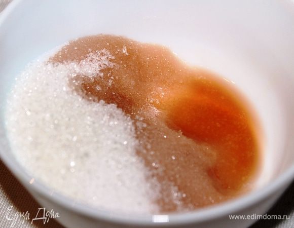 Для маринада смешать соль, сахар, коньяк.