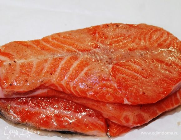 Намазать каждый кусок рыбы маринадом с двух сторон, уложить их друг на друга.