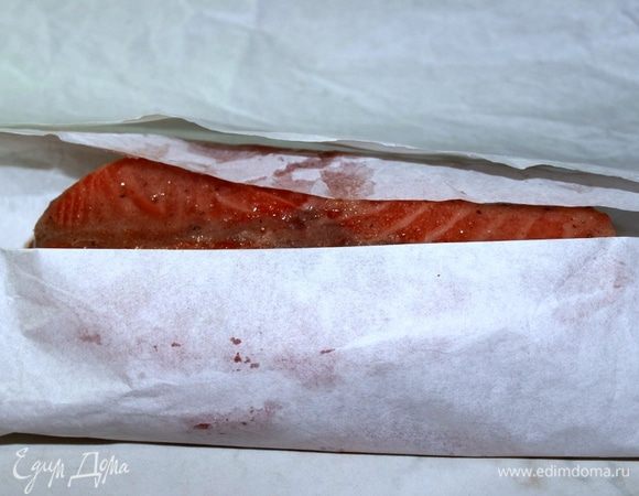 Завернуть в пергаментную бумагу, хорошенько подвернув все края.