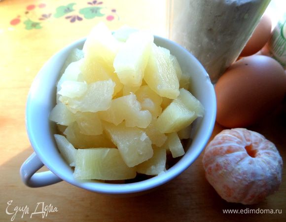 Кусочки ананаса отделяем от сиропа.