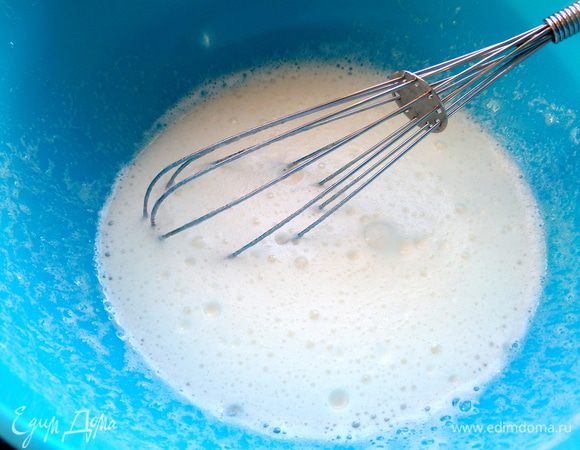 Белки отделяем от желтков и взбиваем в пену.