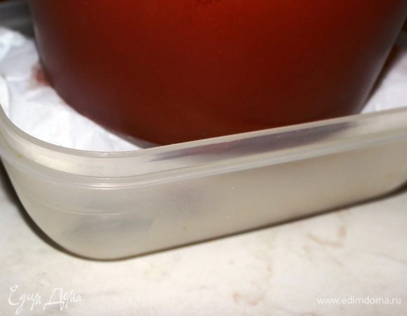 Уложить сверток в емкость и придавить прессом. оставить в таком положении при комнатной температуре на 2 часа. Затем убрать пресс, закрыть крышкой и поставить в холодильник.