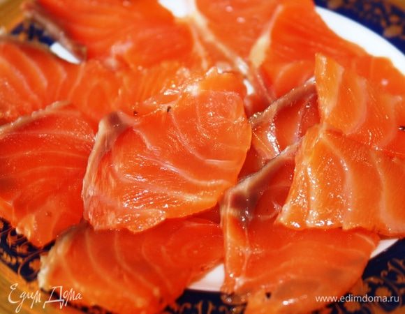 Нарезать рыбу на ломтики (это легко сделать, т.к. кости были удалены). Подавать можно по-разному: с икрой, лимоном, на тостах с маслом....кто как любит. Угощайтесь!