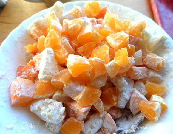 Смешать все фрукты с мукой.