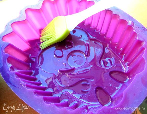 Силиконовую форму смазать маслом.