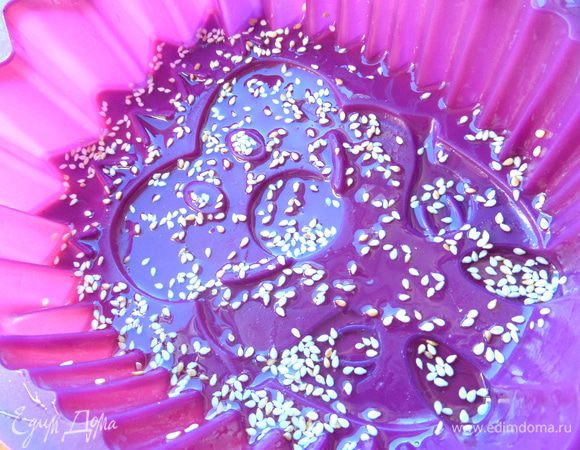 Можно посыпать сезамом.