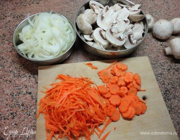 Лук нарезать полукольцами,морковь  кружками. Шампиньоны очистить и нарезать пластинами. Рыбу вымыть, обсушить, сбрызнуть соком лимона, посолить, поперчить.