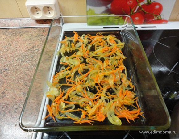 В сковороде с разогретым маслом  обжарить грибы 3-4 минуты , посолить, поперчить, вынуть и отложить. В туже кастрюлю положить лук, через пару минут добавить  морковь и жарить 5 минут. Половину моркови с луком выложить на дно формы для запекания.