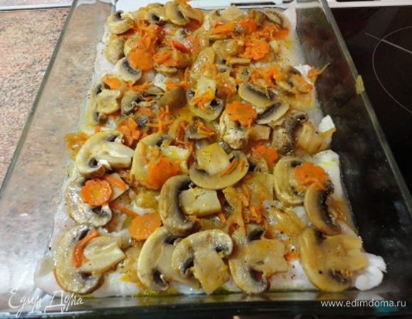 Сверху положить рыбное филе и грибы с оставшимися луком и морковью , влить 2-3 ложки рыбного бульона или просто горячей воды и запекать в разогретой духовке (200 градусов) 20 минут.
