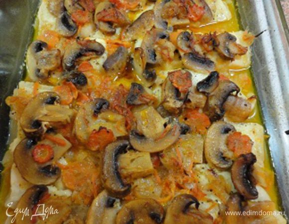 Готовую рыбу с овощами в порционной тарелке при подаче украсить зеленью и лимоном.