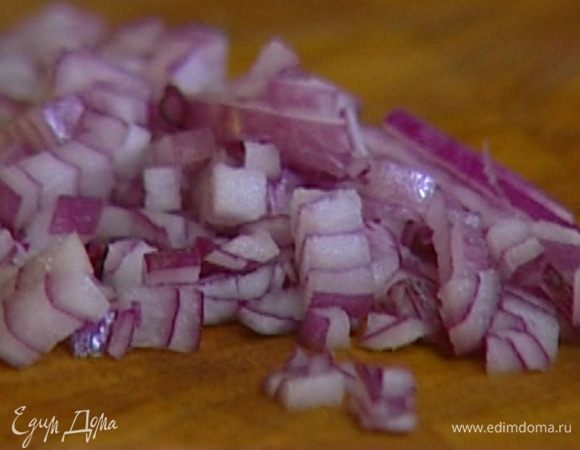 Лук почистить и порезать небольшими кусочками.