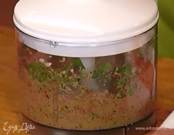 Приготовить соус: вяленые помидоры, оливки, базилик, петрушку и кедровые орехи слегка измельчить в блендере. Добавить лук, чеснок, пармезан, 1–2 ст. ложки оливкового масла Extra Virgin и взбить все в однородную массу, затем добавить томатную пасту, посолить, поперчить и все перемешать.