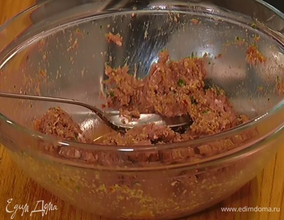 К фаршу добавить соус, все вымешать.