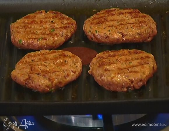 Разогреть в сковороде-гриль оливковое масло, сформировать из фарша плоские котлетки и обжаривать до полной готовности по 5–7 минут с каждой стороны.