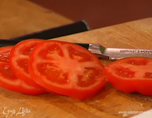 Помидор нарезать кружками.