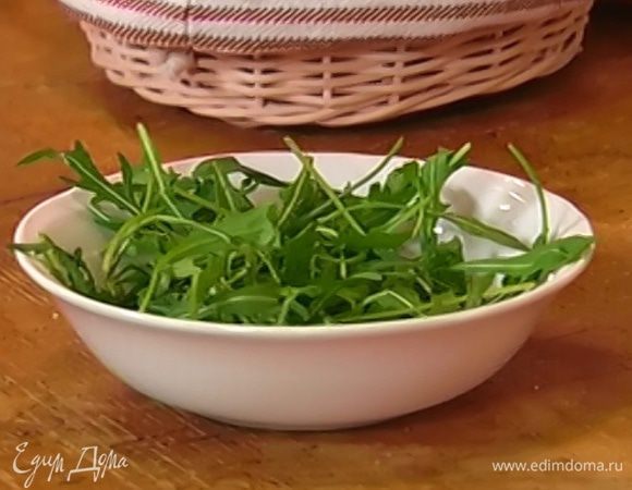 Руколу посолить, поперчить, сбрызнуть оливковым маслом Extra Virgin и бальзамическим уксусом, перемешать.