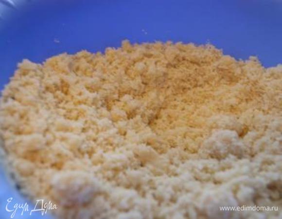 Готовим начинку. Молотый миндаль смешать с растопленным сливочным маслом и сахаром. Тщательно перемешать.