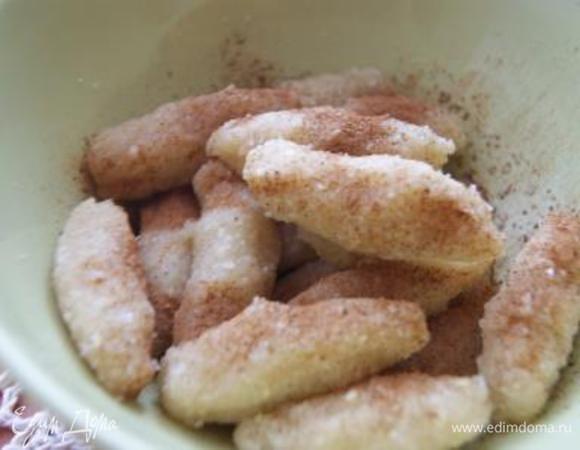 Сформировать мокрыми руками колбаски. Посыпать корицей.