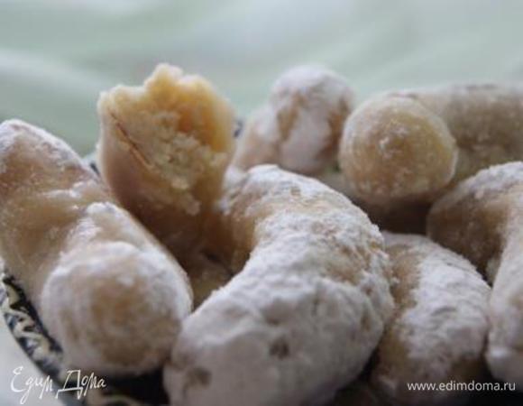 Приготовить медовый сироп (мед+вода). Готовые печеньки обмакать в сиропе и обвалять в сахарной пудре. Приятного чаепития!!!