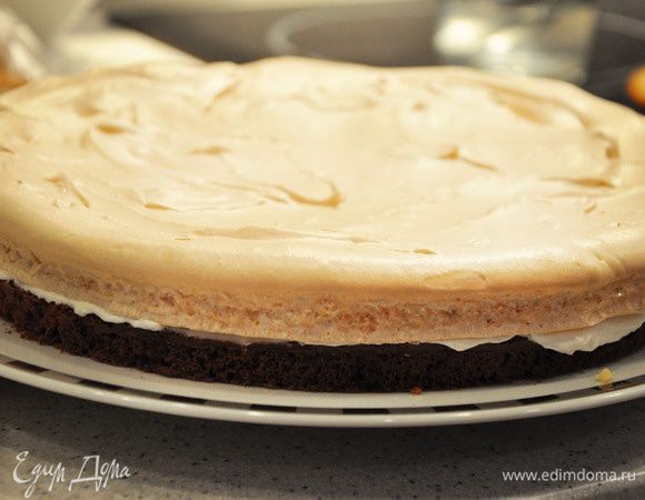 Для крема взбить сливки с сахарной пудрой. Выложить часть крема на нижний корж. Сверху накрыть коржом из безе. Снова покрыть кремом.