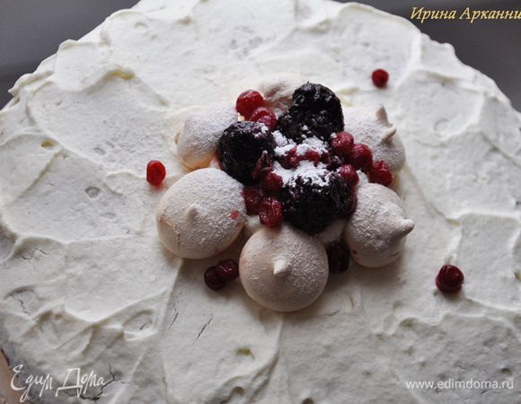 Накрыть вторым коржом и обмазать верх кремом. Украсить маленькими меренгами и ягодами. Поставить в хол-к на час.