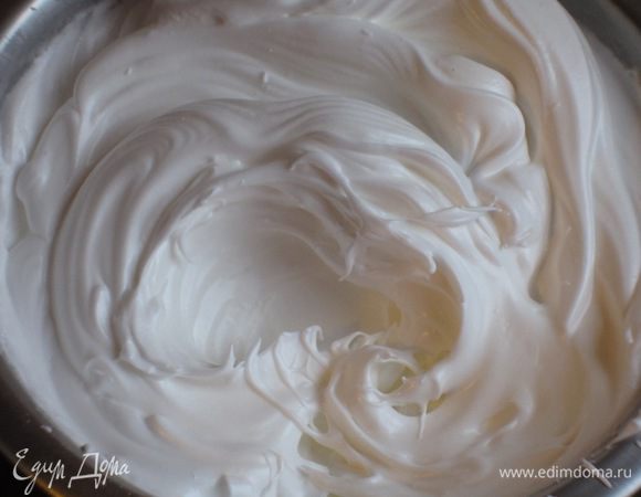 Желтки отделить от белков. Белки взбить с сахарной пудрой и щепоткой соли до устойчивых пиков.
