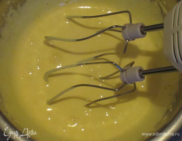 Желтки взбить с сахаром и щепоткой соли до побеления.
