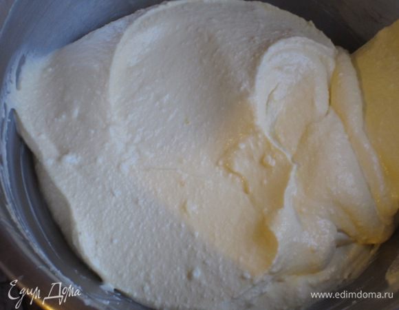 Ввести желтки в маскарпоне, хорошо перемешать.
